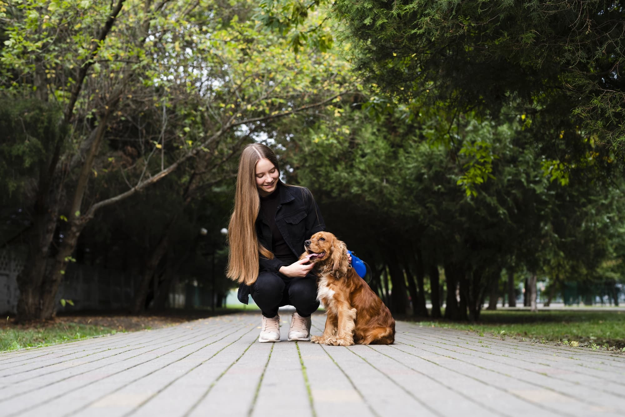 Joven mujer con su perro